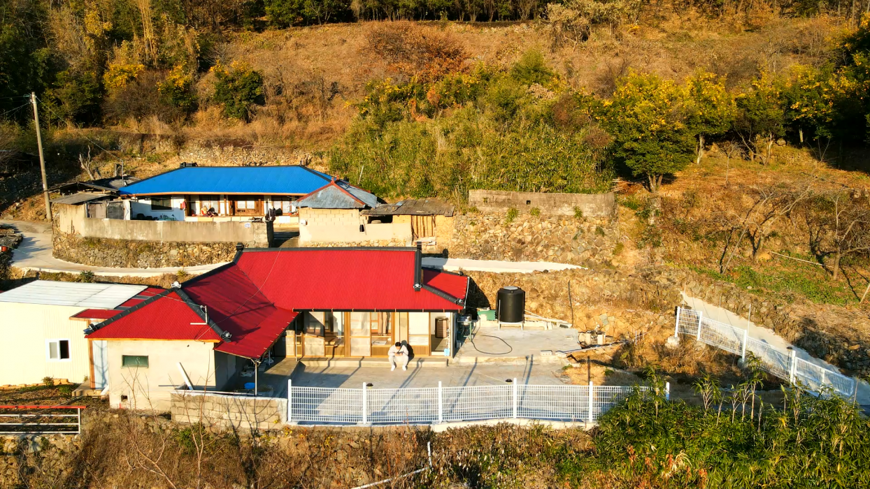 (남해) 바다전망 리모델링 촌집매매 : 넓은마당과 화단 50평대의 텃밭을 보유한 차량진입 되는 바다전망 촌집 이미지 1