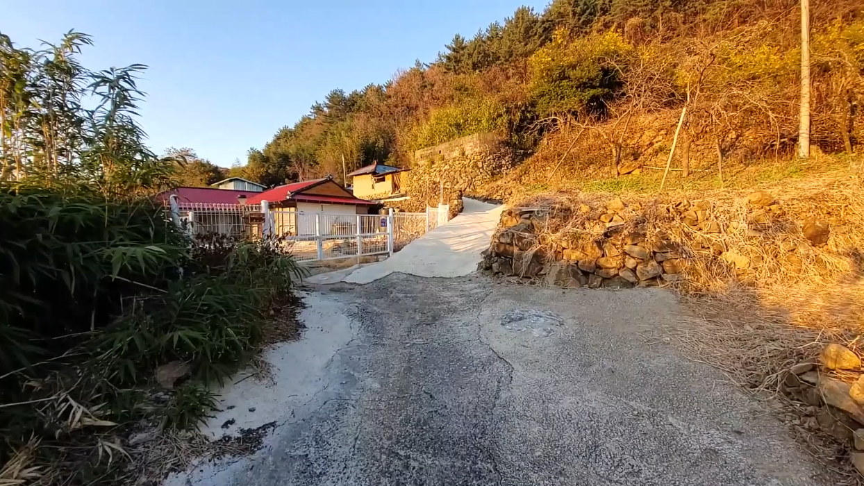 (남해) 바다전망 리모델링 촌집매매 : 넓은마당과 화단 50평대의 텃밭을 보유한 차량진입 되는 바다전망 촌집 이미지 3