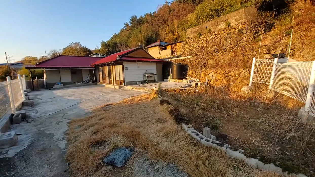 (남해) 바다전망 리모델링 촌집매매 : 넓은마당과 화단 50평대의 텃밭을 보유한 차량진입 되는 바다전망 촌집 이미지 4