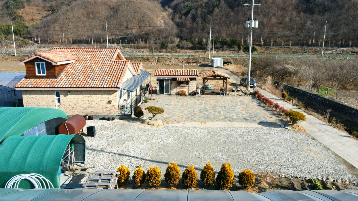 (산청) 노후를 위한 귀농귀촌 전원주택 : 연매출 1억 딸기하우스 + 40평대 고급주택과 황토찜질방으로 구성된 귀농귀촌 전원주택 및 토지 매매 이미지 3